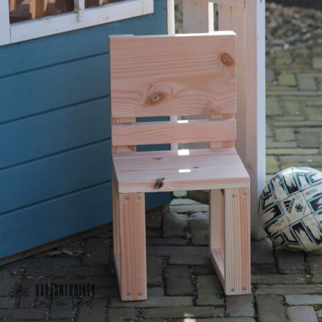 Douglas Houten Peuter Stoeltje vooraanzicht