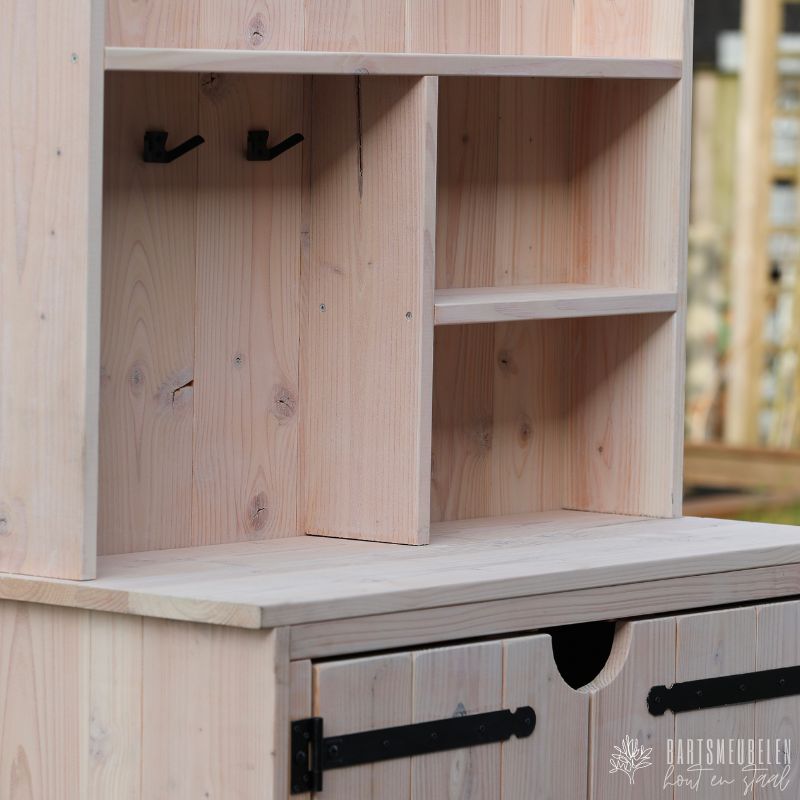 detail houten tuinkast douglas met white wash detail houten tuinkast douglas met white-wash