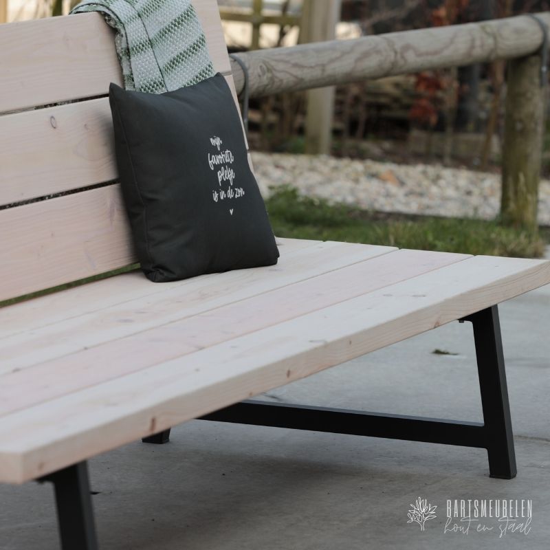 sfeervolle detailfoto douglas tuinbank met stalen frame en white-olie