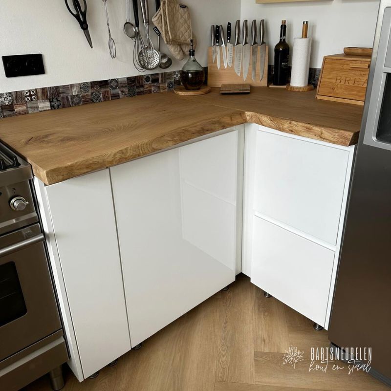 hoekblad eikenhout met boomstamrand in witte keuken hoekblad eikenhout met boomstamrand in witte keuken