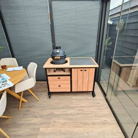 eucalyptus buitenkeuken industrieel voor compact kamado met tegel in het blad