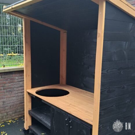 details Buitenkeuken met Overkapping zwart-douglas Milaan is een stoere combinatie van een overkapping met ingebouwde buitenkeuken.