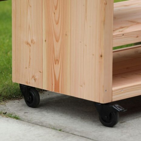 Buitenkeuken-Douglas-met-zwarte-wielen