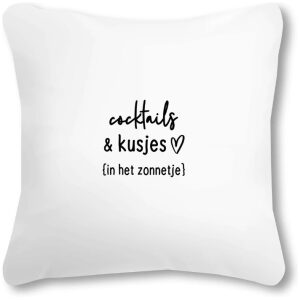 Buitenkussen Zoedt met tekst 'Cocktails en kusjes in het zonnetje' – wit