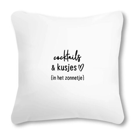Buitenkussen Zoedt met tekst 'Cocktails en kusjes in het zonnetje' – wit