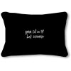 Zoedt- Zwart buitenkussen – ‘Geluk zit in het zonnetje’ – 50x30 cm