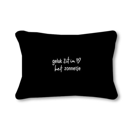Zoedt- Zwart buitenkussen – ‘Geluk zit in het zonnetje’ – 50x30 cm