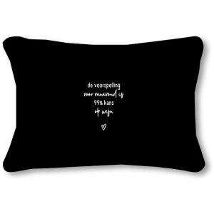 Zwart buitenkussen – ‘De voorspelling voor vanavond is 99% kans op wijn’ – 50x30 cm Zoedt