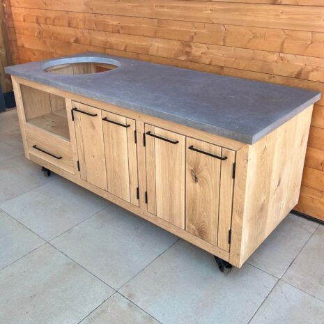 luxe buitenkeuken van eikenhout met keramisch blad