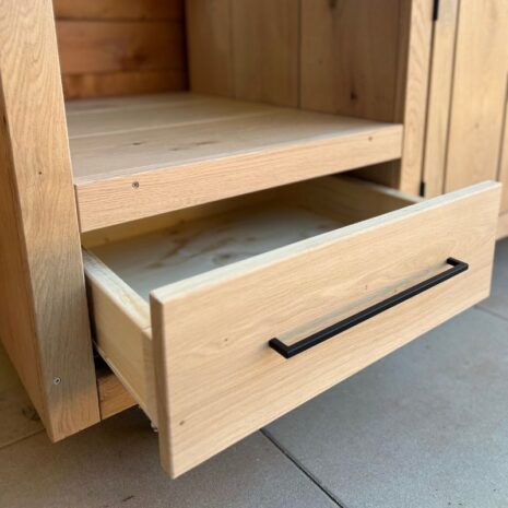 eikenhout buitenkeuken keramisch blad betongrijs details lade