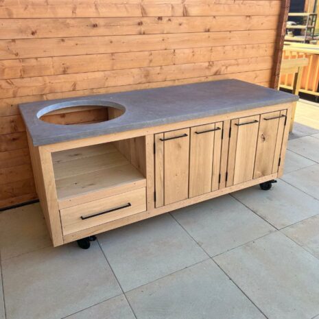 maatwerk buitenkeuken van eikenhout met keramisch blad