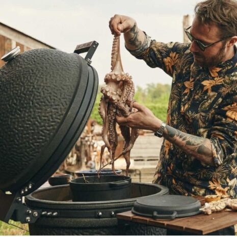 The bastard Dutch Oven & Griddle kamado buiten koken