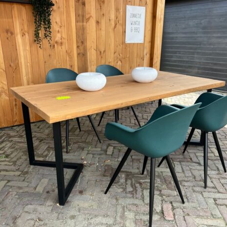 Showroommodel tuintafel van Massief Douglas hout met boomblad