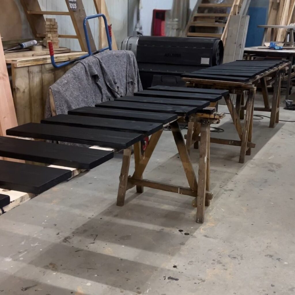 douglas planken zwart teer Buitenkeuken Douglas met granieten marmerlook blad