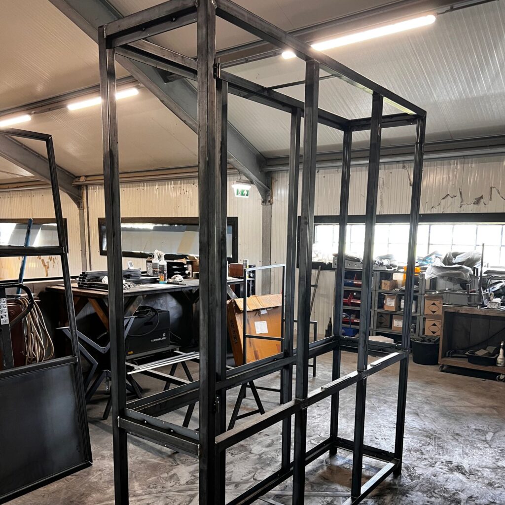 frame maatwerk kast van zwart eiken en staal