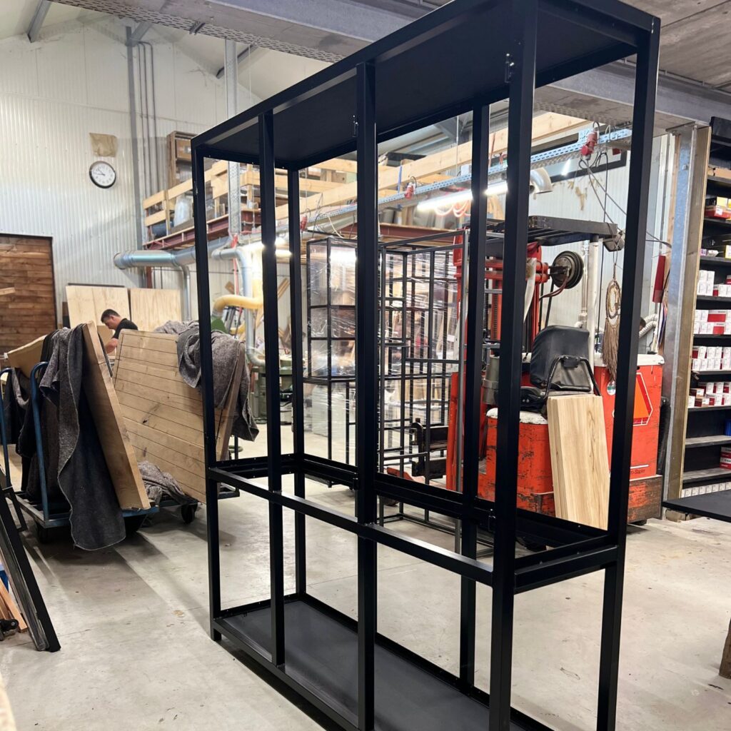 frame gepoedercoat maatwerk kast van zwart eiken en staal