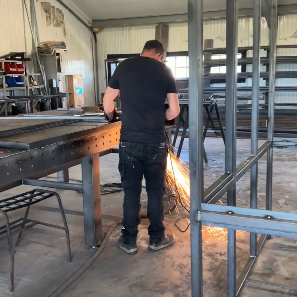 lassen maatwerk kast van zwart eiken en staal