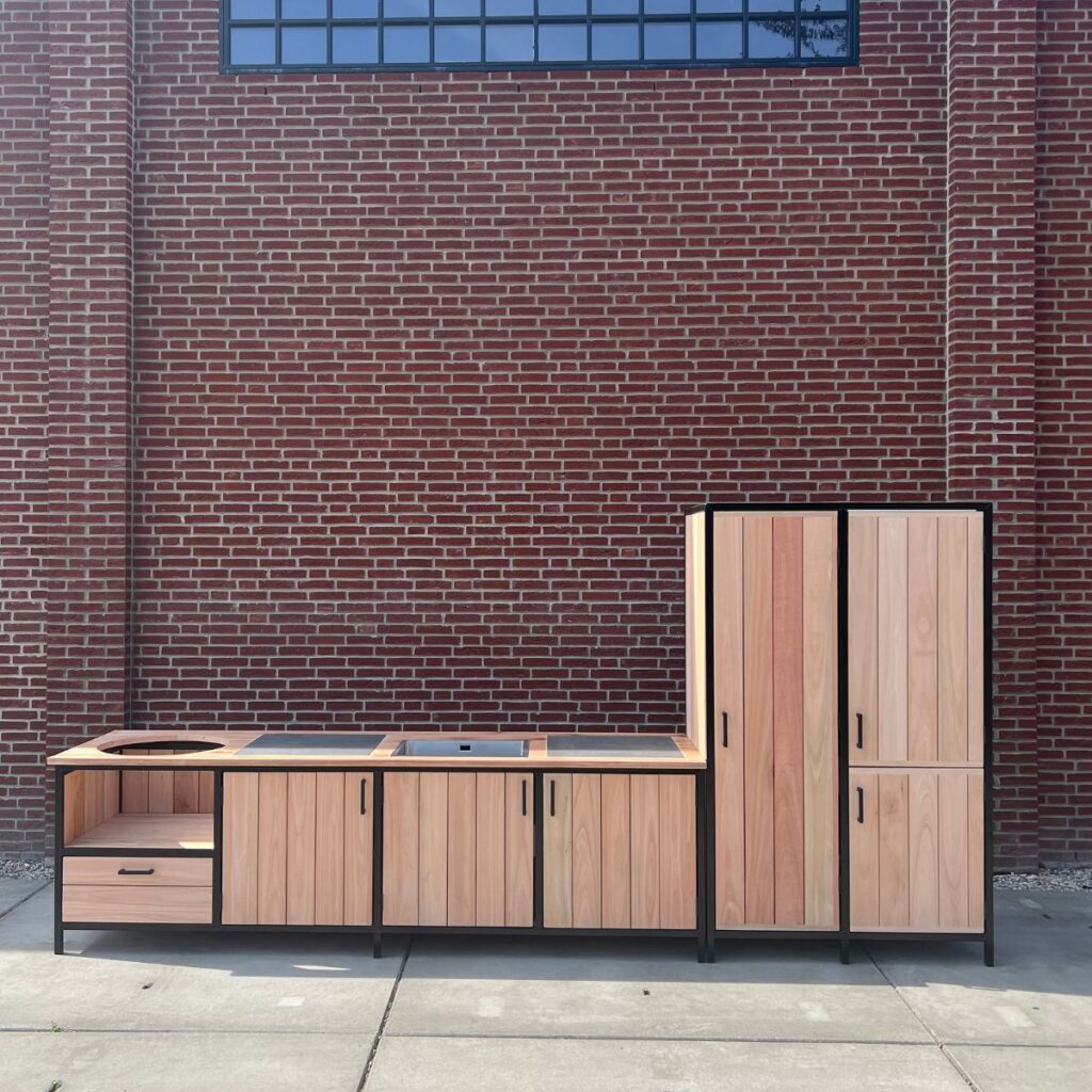 luxe buitenkeuken hout met koelkast en wasbak maatwerk