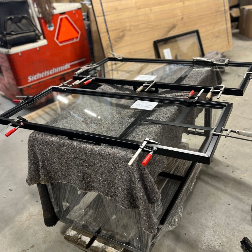 maatwerk eiken kast van zwart ,staal en glas