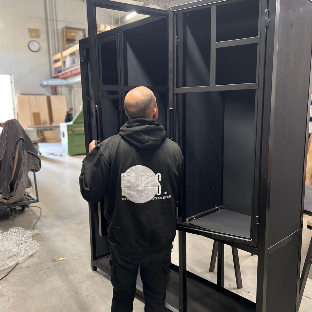 maatwerk kast van zwart eiken en staal Barts meubelen
