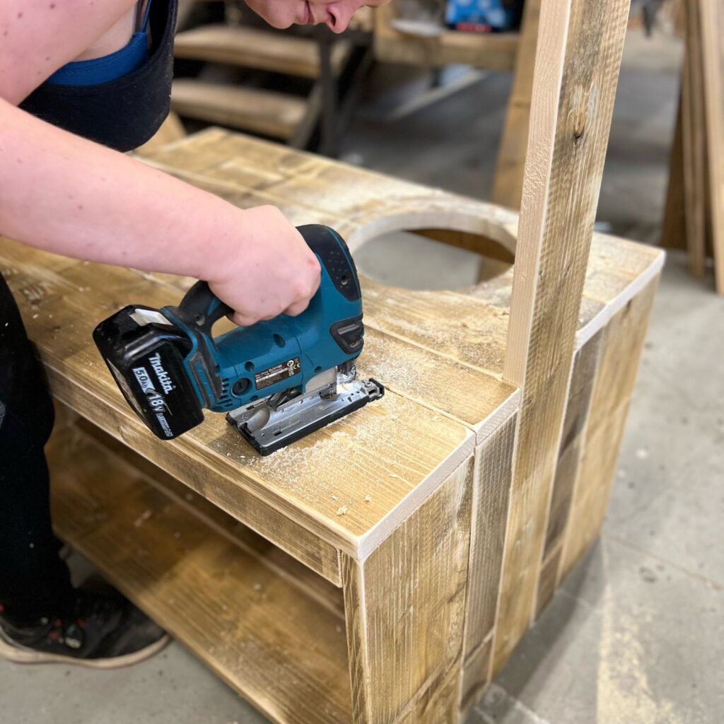 maken van de uitsparing wasbak modderkeukentje old look steigerhout bartsmeubelen