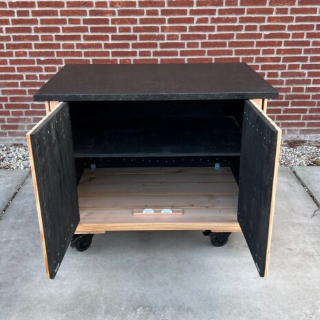 opbergruimte Douglas kamado tafel met zwart gebrand granieten blad