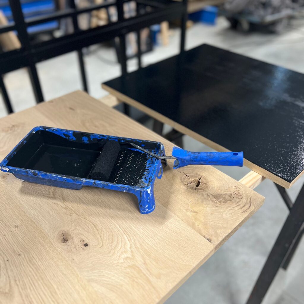 verfwerk maatwerk kast van zwart eiken en staal