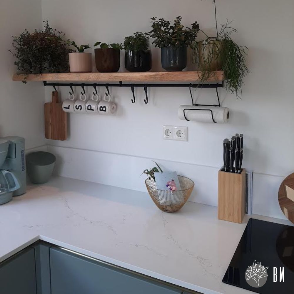 Een houten boomstam wandplank in de keuken voor praktische opbergruimte