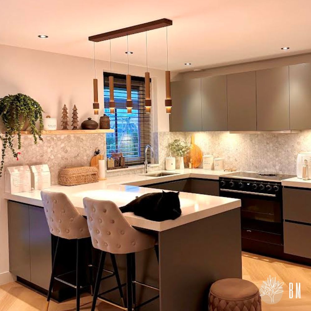 Een houten wandplank met boomrand in de keuken