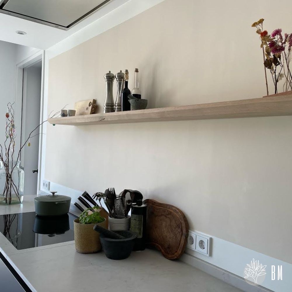 Een wandplank in de keuken boven het aanrecht