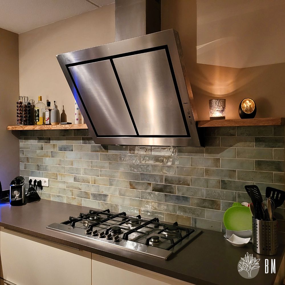 Eikenhouten wandplank zwevend in lijn met de afzuigkap - barts meubelen