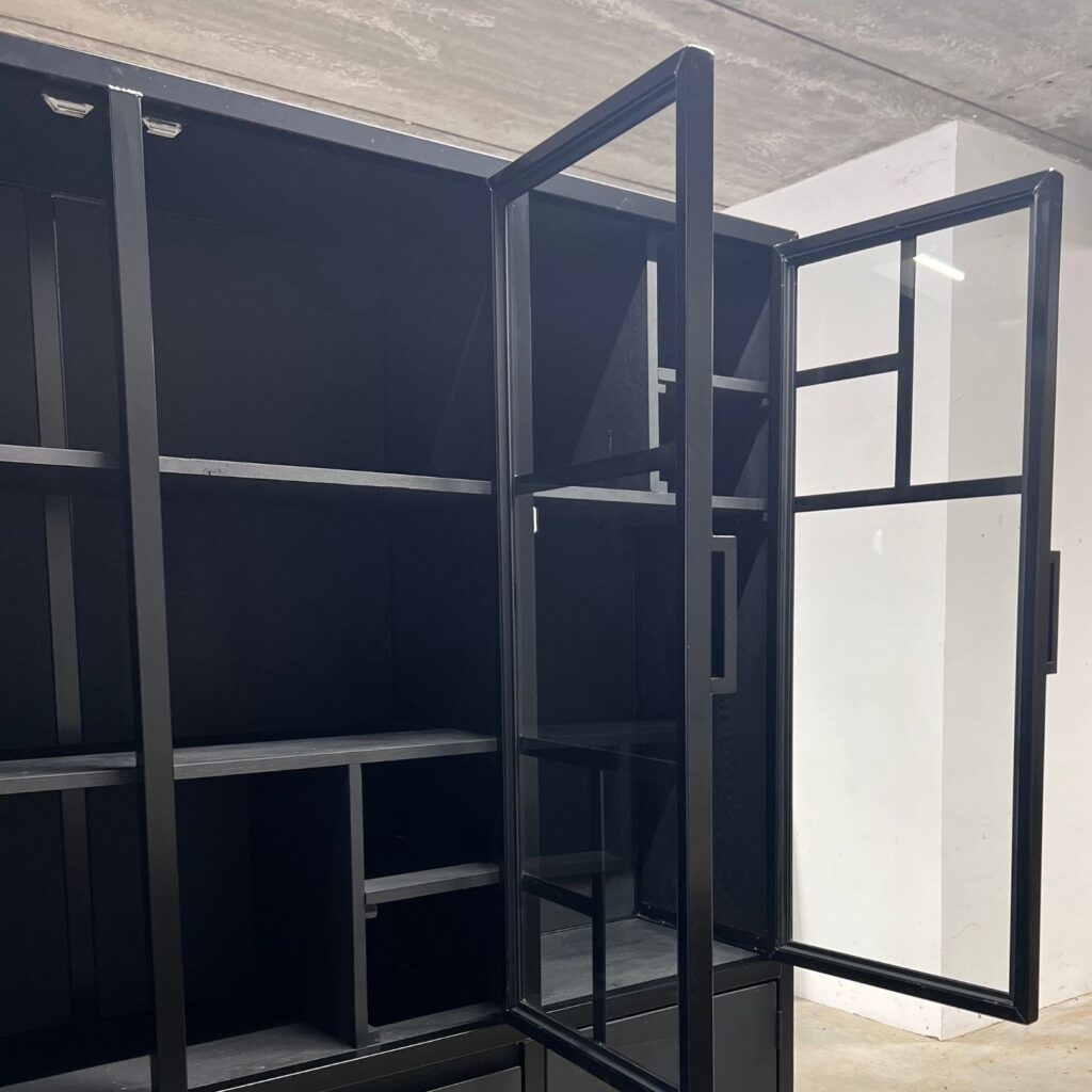 Glazen deuren zwarte wandkast staal en eiken