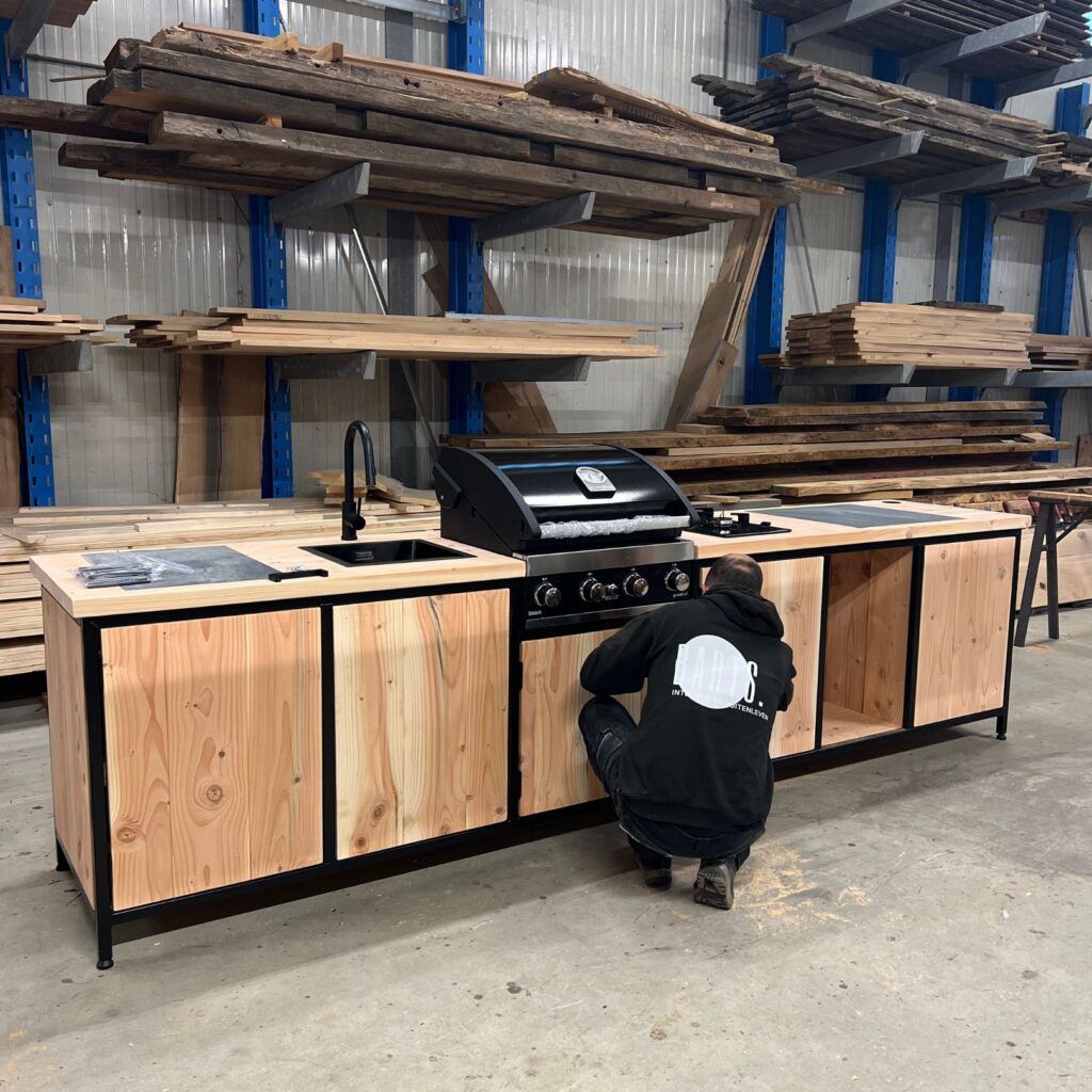 Luxe Douglas buitenkeuken op maat van 350 cm