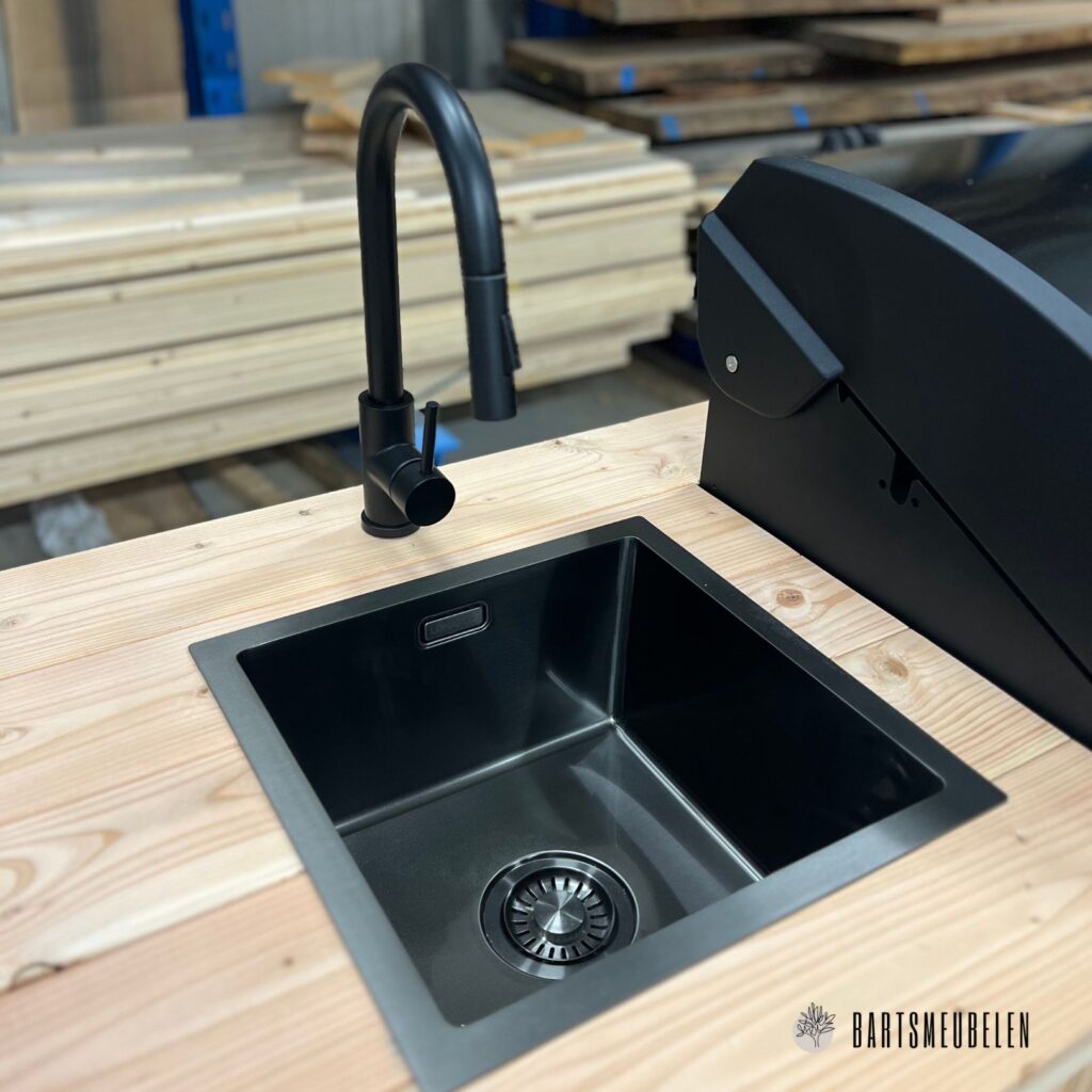 Douglas buitenkeuken op maat van 350 cm spoelbak en kraan