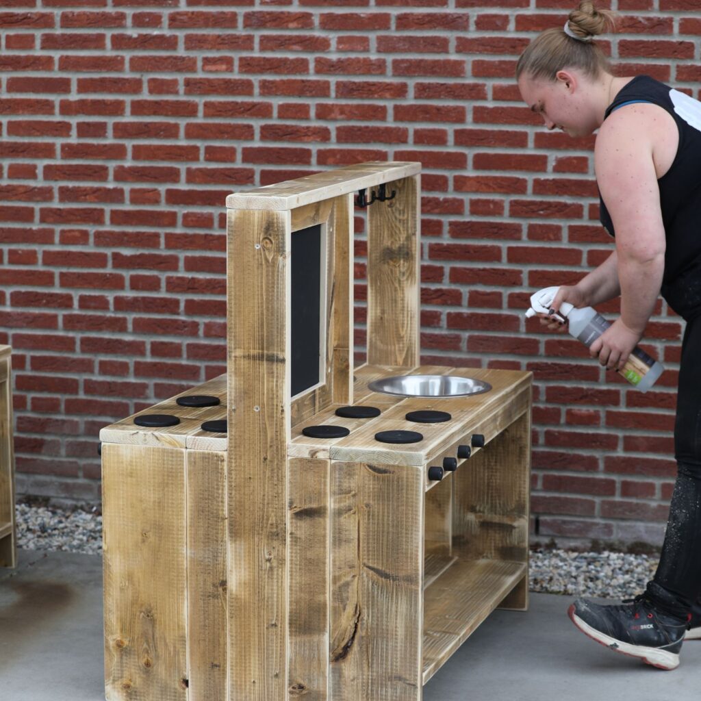 inspuiten 9x modderkeukentjes kinderdagverblijf