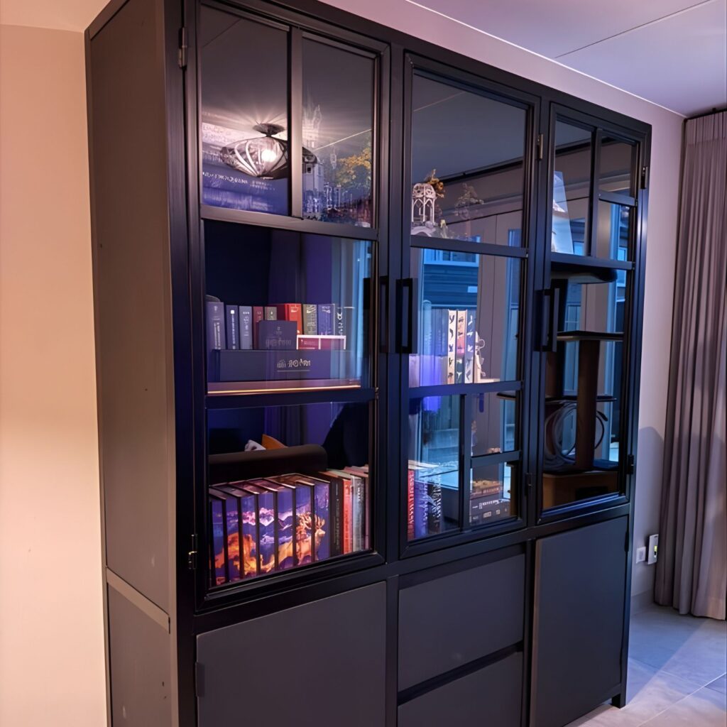 klantfoto Maatwerk kast van zwart eiken en staal