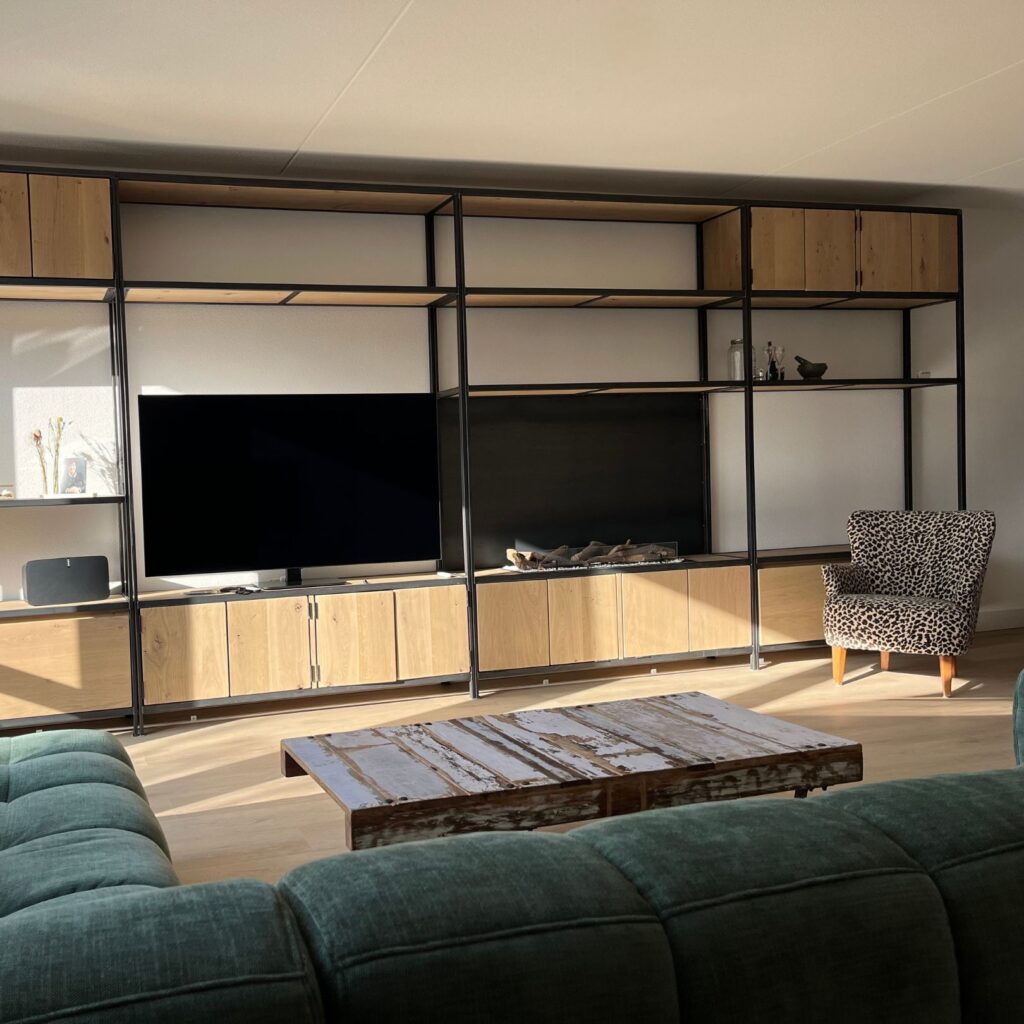 wandkast eikenhout en staal voor bio haard klantfoto