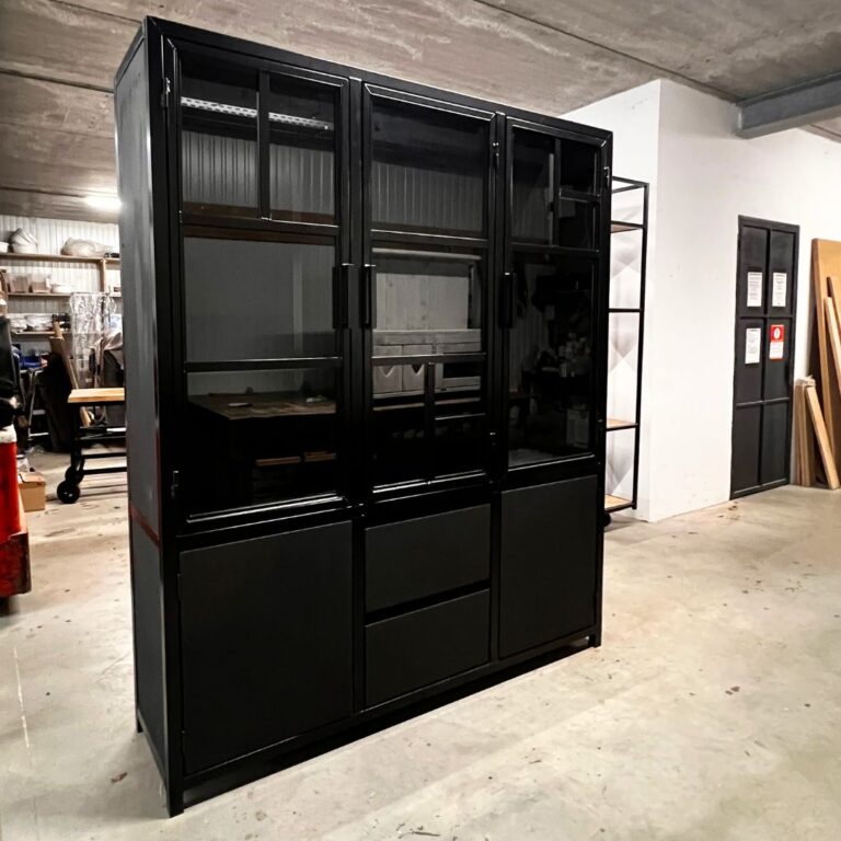 wandkast zwart eiken en staal maatwerk