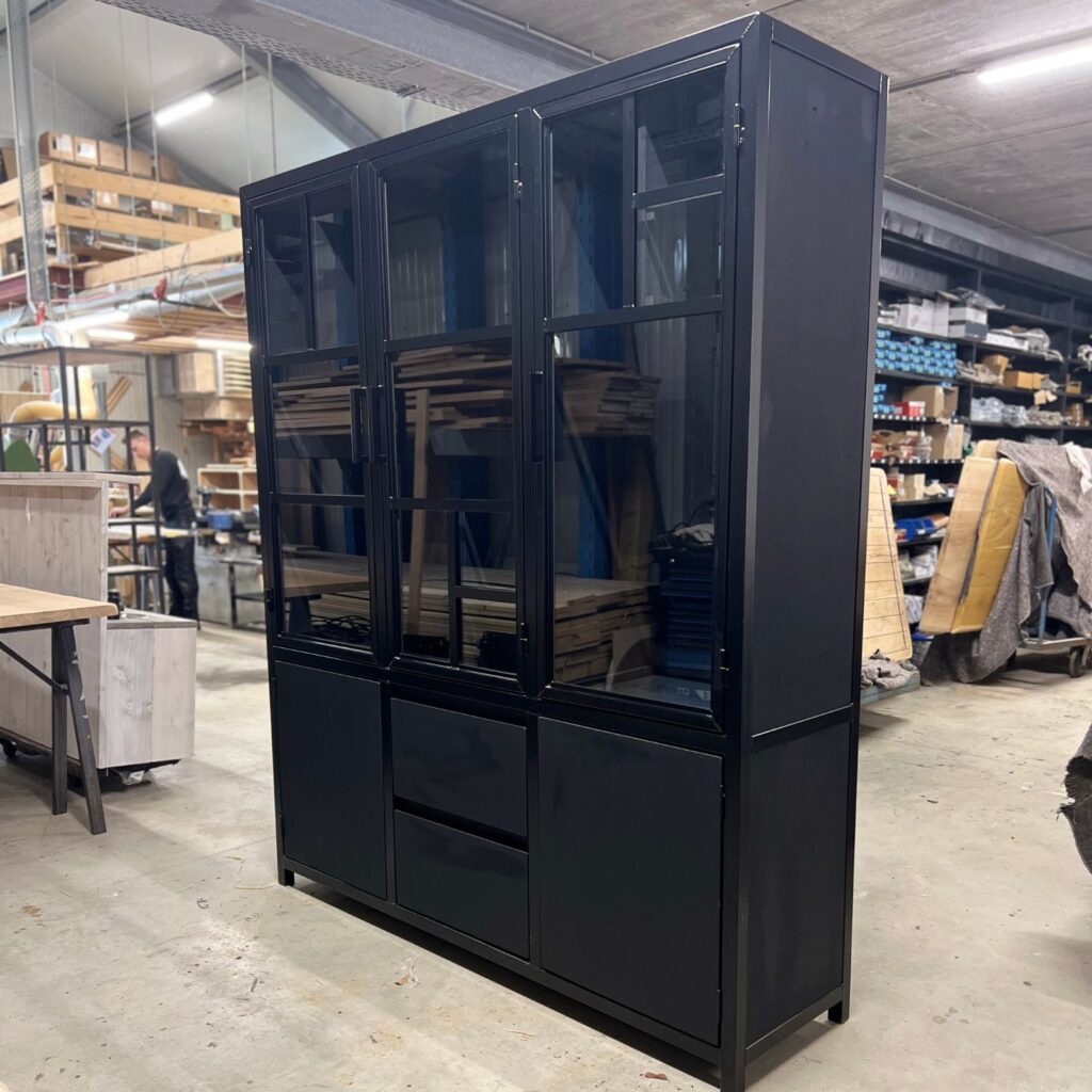wandkast zwart eiken en staal maatwerk